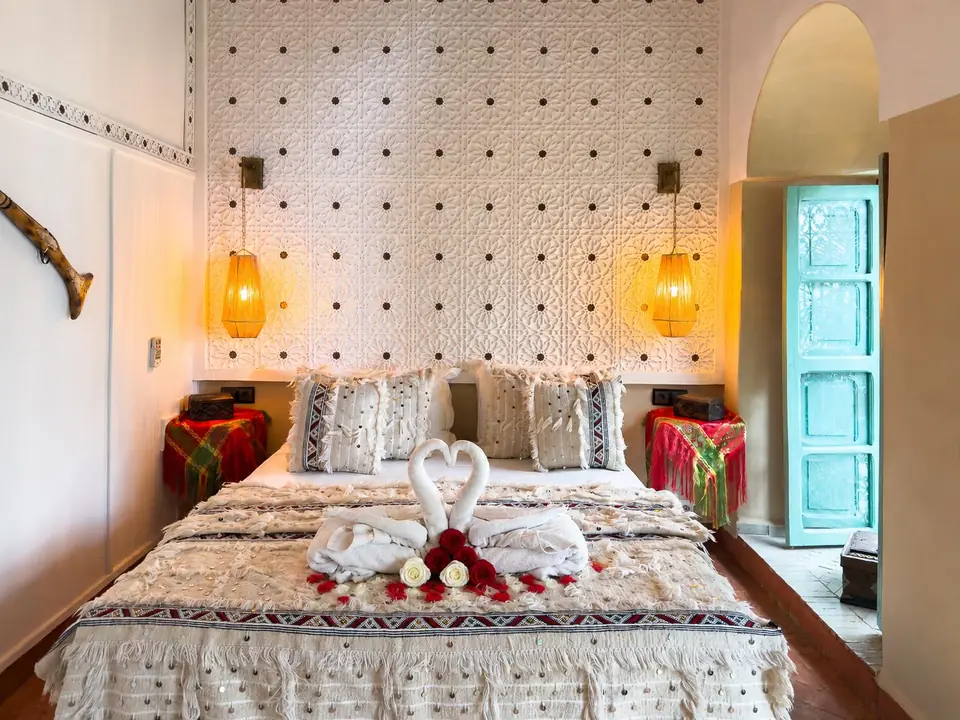 Berber suite bed under carved white plaster with woven lamps
